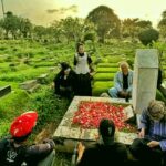 Penyair dan sastrawan ziarah di makam Chairi Anwar (Foto: Ewith Bahar)