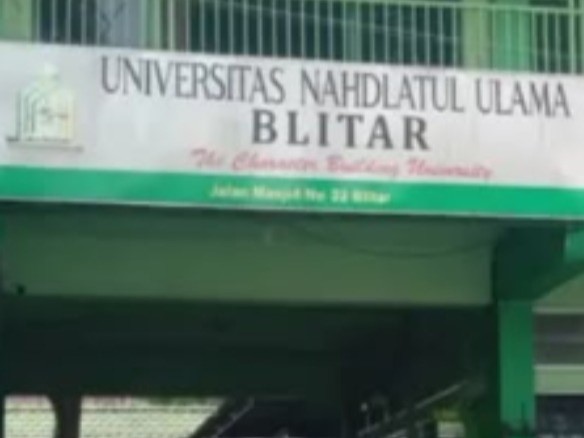 Signboard of Universitas Nahdlatul Ulama Blitar with a green canopy behind it